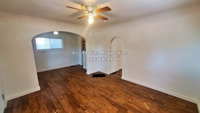 Building Photo - 2 Bedroom Home in Emerson-Garfield Availab...