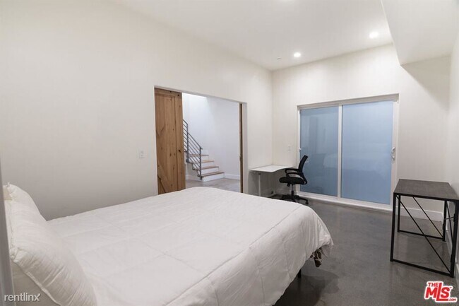 Building Photo - 2 br, 2.5 bath Townhome - 1235 23rd St # 1...
