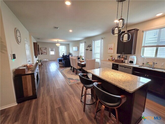 Foto del edificio - 350 Bedford Falls Ln