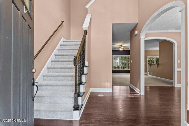 Building Photo - 740 Gold Finch Way