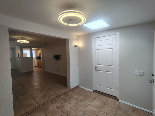Building Photo - 4001 S Winter Palm Dr