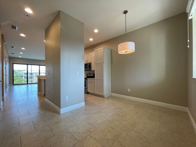 Foto del edificio - ANNUAL RENTAL - 2 BED / 2 BATH AT LIVINGST...