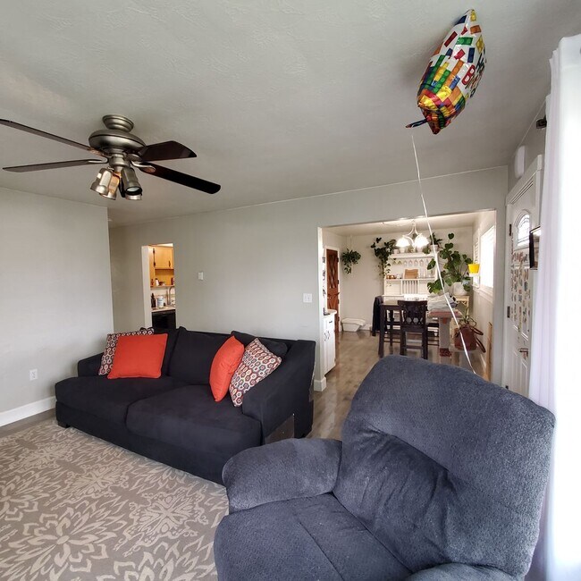Building Photo - Recently Updated Pet Friendly 3 Bed House ...