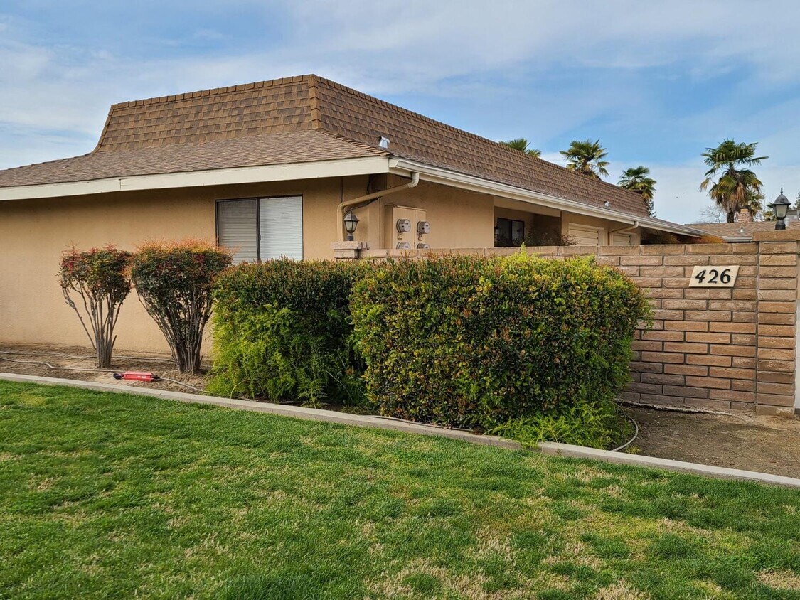 Building Photo - 426 W Carob Ave