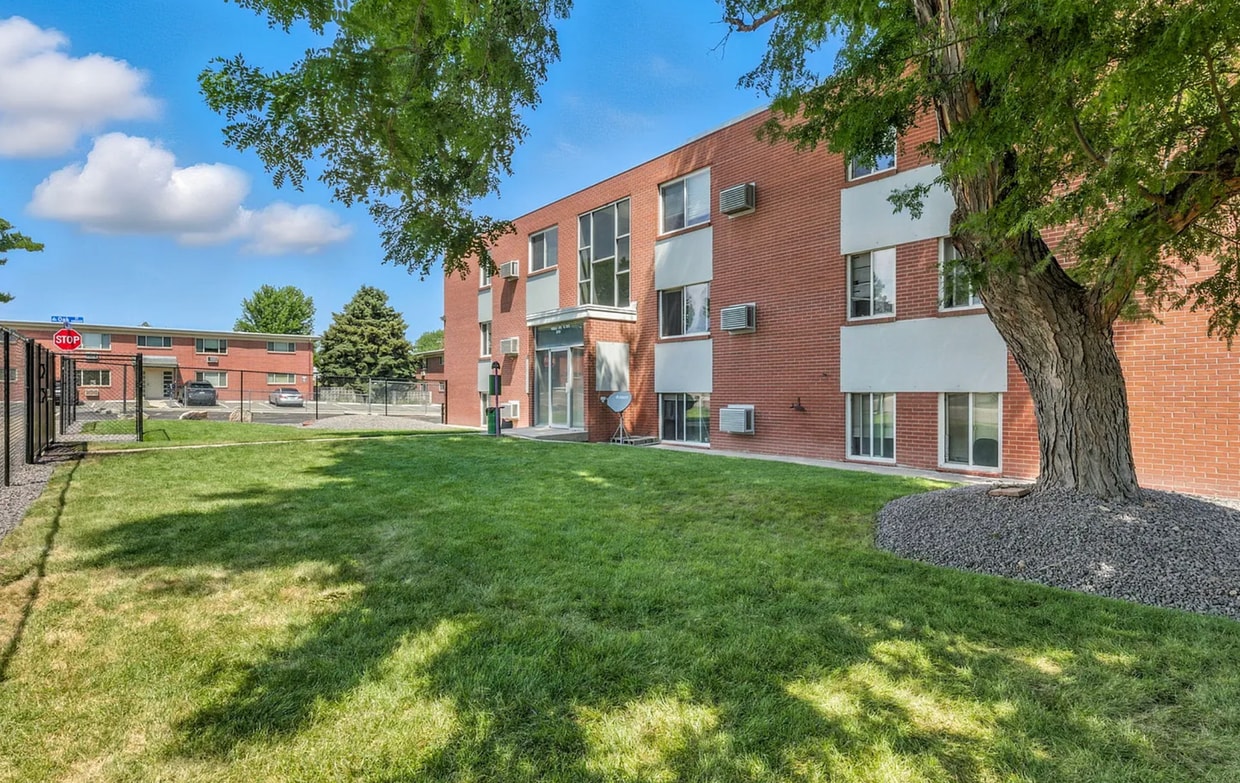 Beautifully Renovated 3 Bedroom Apartment with Private Balcony, In-Unit Laundry & A/C - Beautifully Renovated 3 Bedroom Apartment with Private Balcony, In-Unit Laundry & A/C