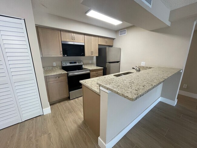 Foto del edificio - ANNUAL RENTAL - 2 BED / 2 BATH CONDO AT MY...