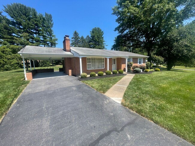 Building Photo - Price improvement! Well cared for rancher ...