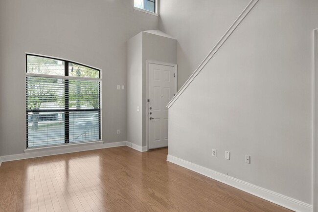 Building Photo - Spacious Music Row Condo (SPECIAL: 1/2 off...