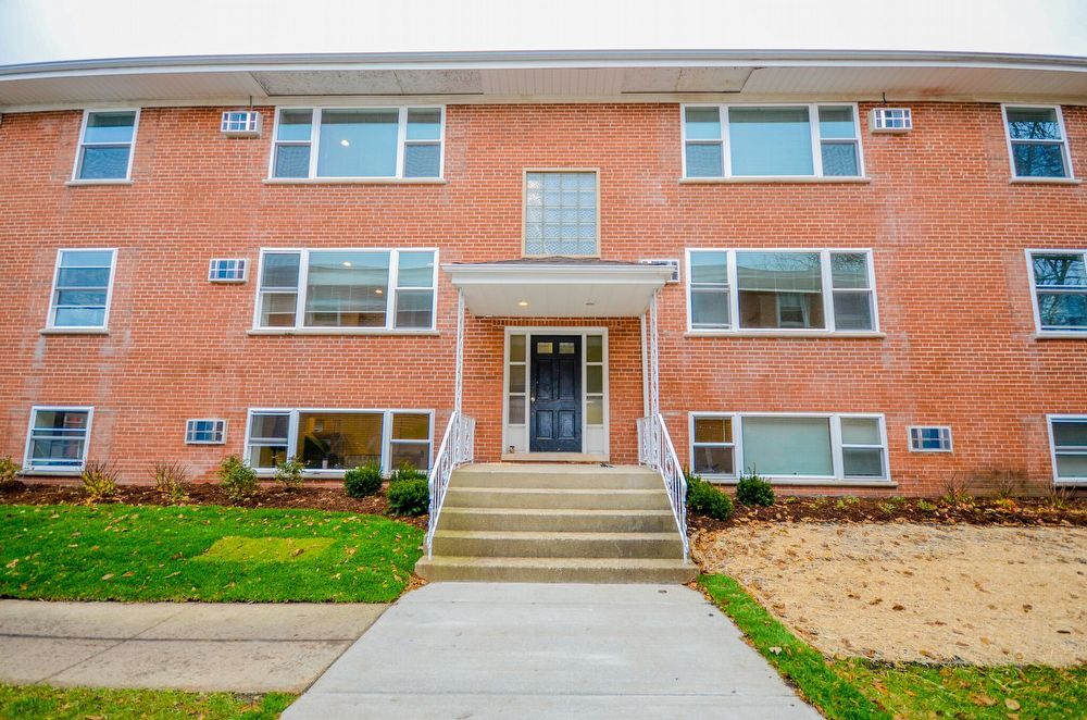HUGE rehabbed unit in Glen Ellyn Apartment for Rent in Glen Ellyn, IL