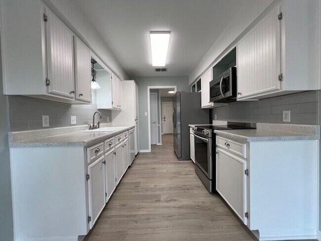 Foto del edificio - UPDATED HOME IN FLOUR BLUFF - OFFERING GRE...