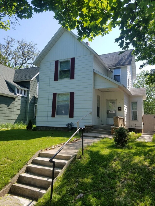 Primary Photo - Downtown 2 Story Cottage Monthly Grand Rap...