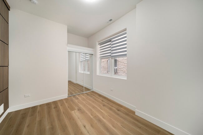 Building Photo - 1137 N Francisco Ave