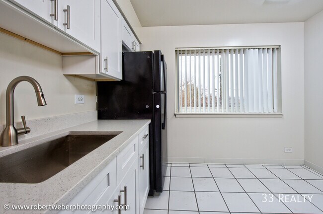 Foto del edificio - One Bedroom Apartment Available
