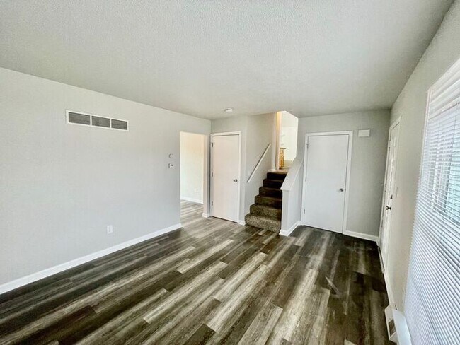 Building Photo - 3 bedroom, 1 bathroom duplex in Independen...