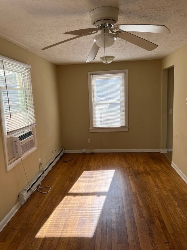 Foto del edificio - 1 bedroom in Downtown Hendersonville!!