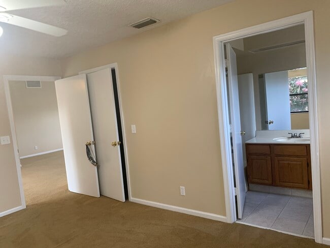 Building Photo - 8012 SE Highpoint Way