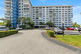 Building Photo - 4200 Hillcrest Dr