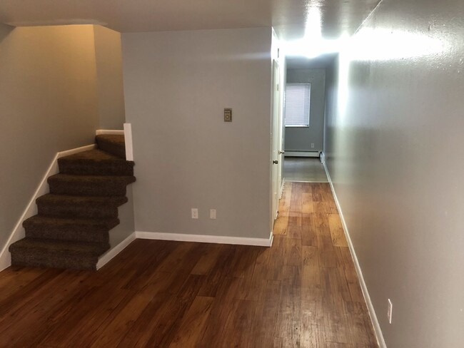 Building Photo - 2 bed Townhome available in Aurora!