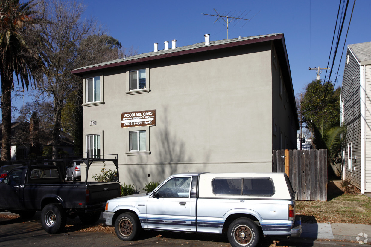 Building Photo - Woodlake Oaks Apartments