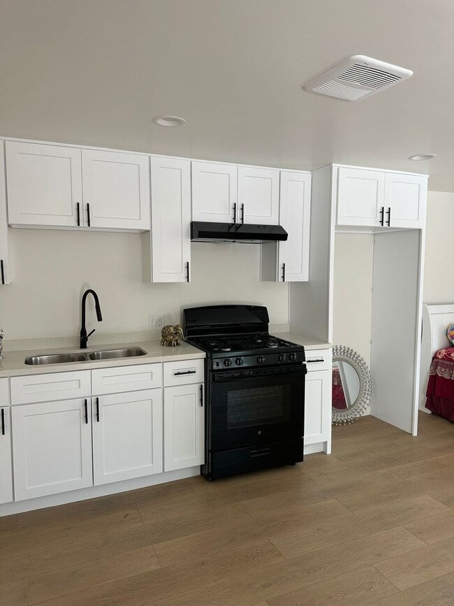 Building Photo - For Rent – Cozy 1-Bedroom Unit with Garage...