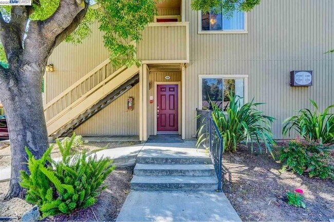 Building Photo - $1990 / 1 BR LOVELY REMODELED CONDO IN CEN...
