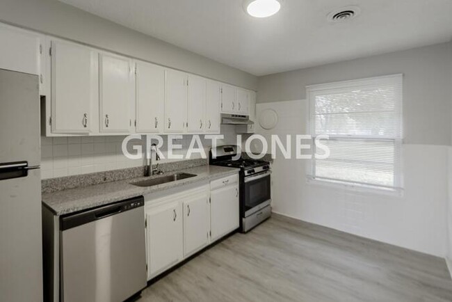 Building Photo - 8433 Engler Ave