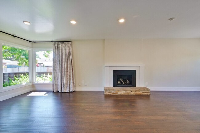 Foto del edificio - Beautifully remodeled 2 bed, 2 bath home.
