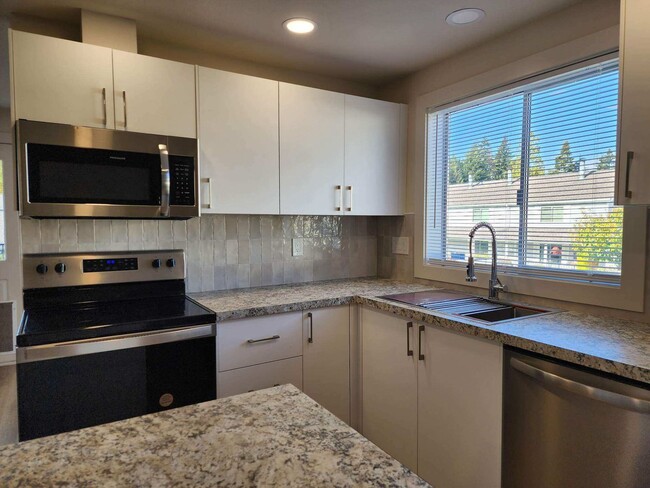 Foto del edificio - Lovely 2 bedroom 1.75 bath in gated commun...