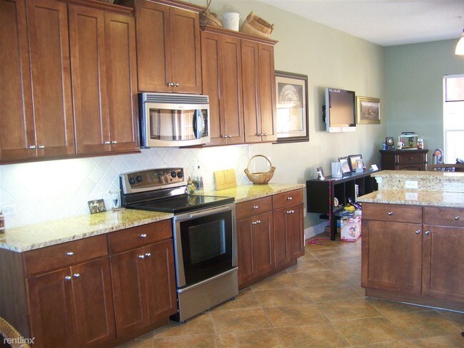 Building Photo - 1140 Charming St