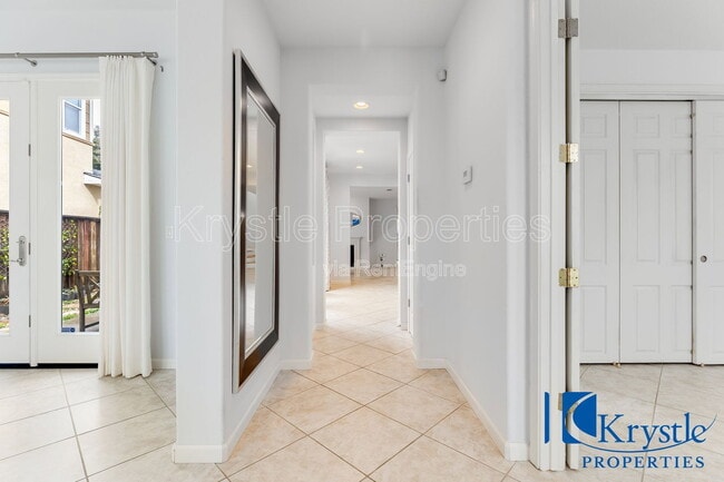 Building Photo - 1010 Madrone Ave