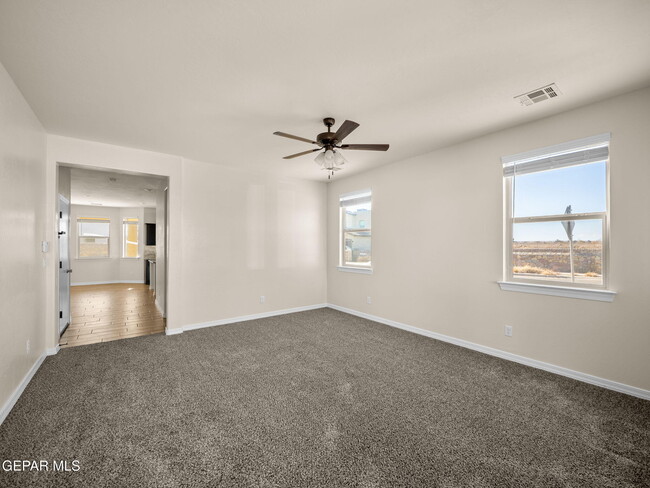 Foto del edificio - 561 Issa Circle