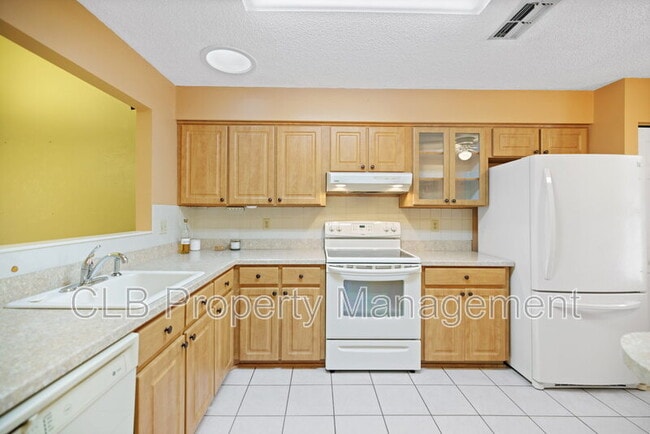 Building Photo - 6177 Sequoia Dr