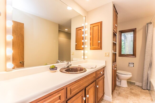 Foto del edificio - 3 Bed 3 Bath with 2 Stall Garage