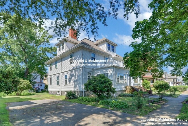 Building Photo - 288 Pleasant St