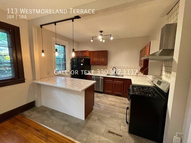 Building Photo - Three bedroom one bathroom townhouse for rent