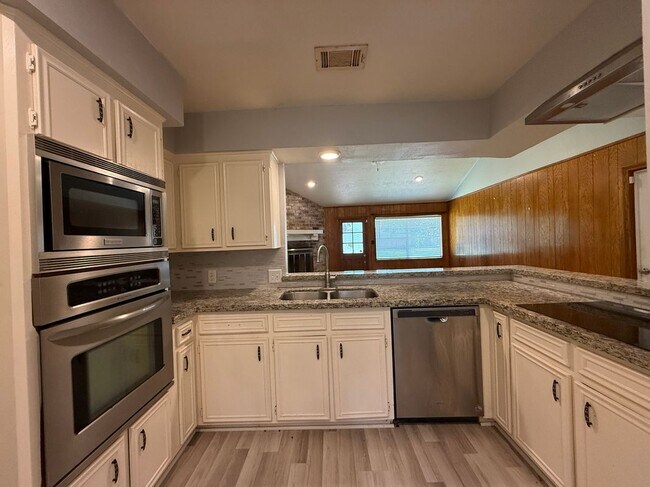 Building Photo - 422 Gamewood Dr