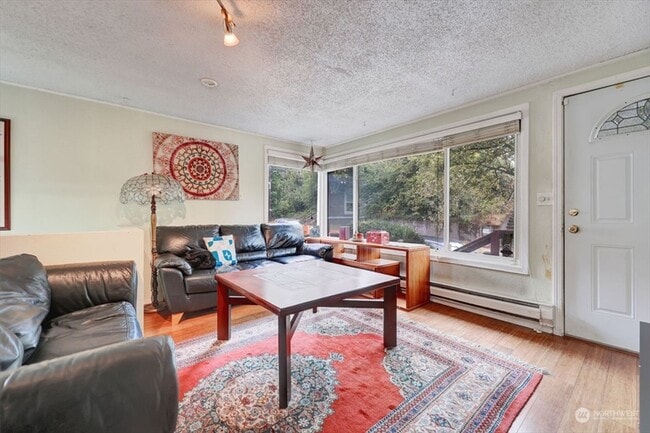Building Photo - Great Leschi location!