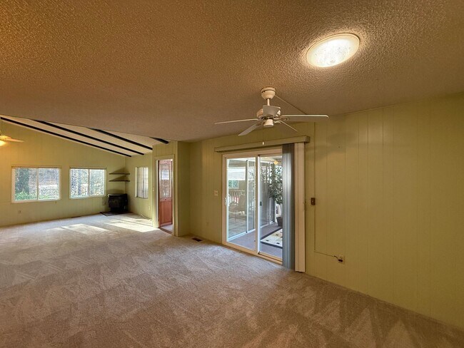 Building Photo - Beautiful 2B 2BA Home w/ AC, Parking, W/D, and Community Amenities!