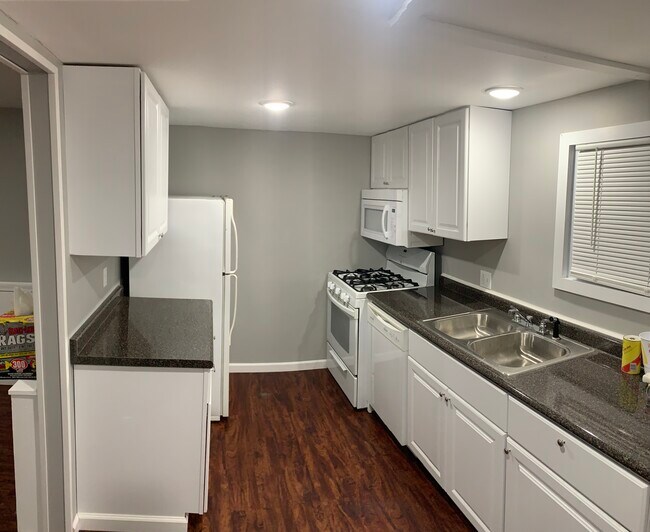 Kitchen - 398 Sunset Dr