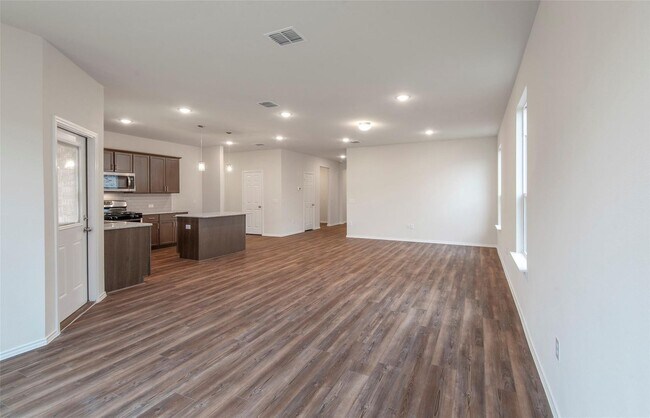 Foto del edificio - Move-In Ready 4-Bedroom Home with Ideal Lo...