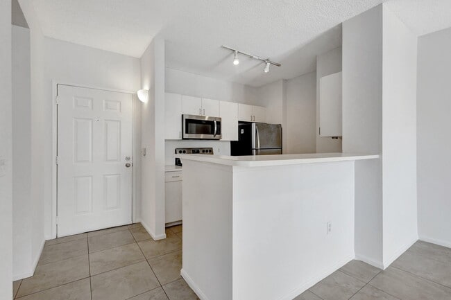 Building Photo - 720 S Sapodilla Ave
