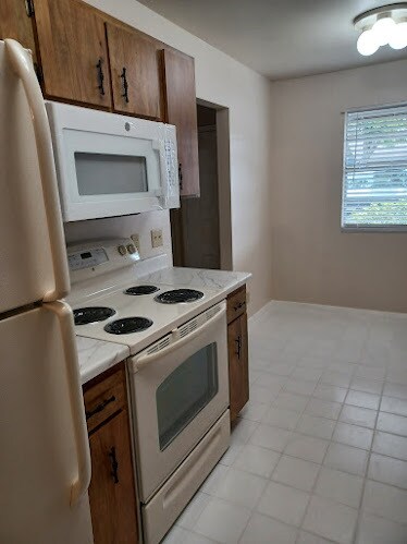 Cocina con zona de comedor - 1321 Cheney Hwy