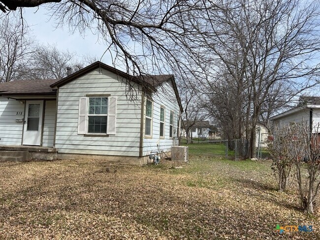 Building Photo - 515 W Kern Rd