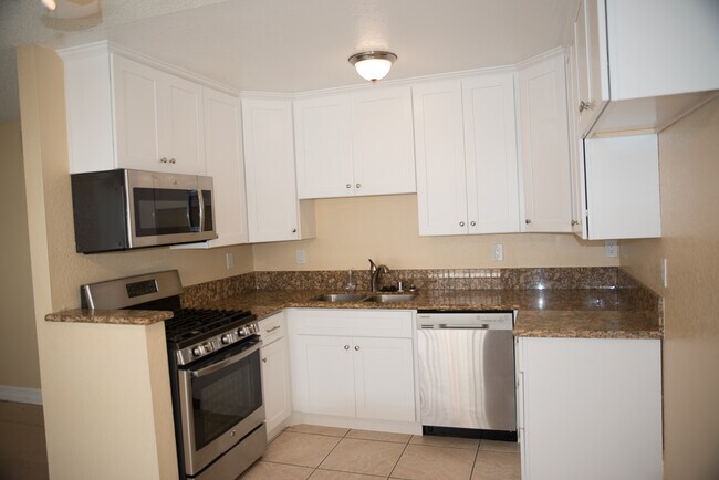 Building Photo - 408 Clay Ave