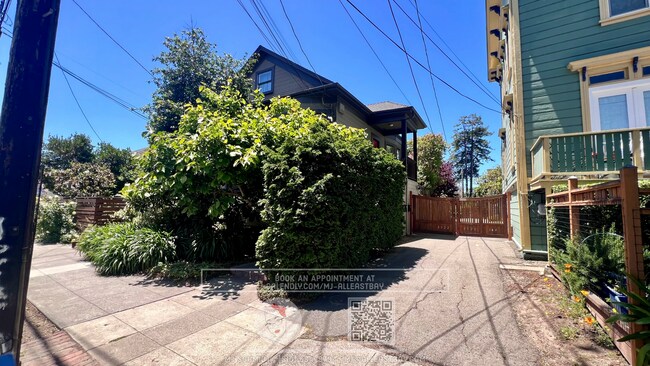 Foto del edificio - Large top floor 3 bedroom fully furnished walking distance to UC Berkeley Campus!