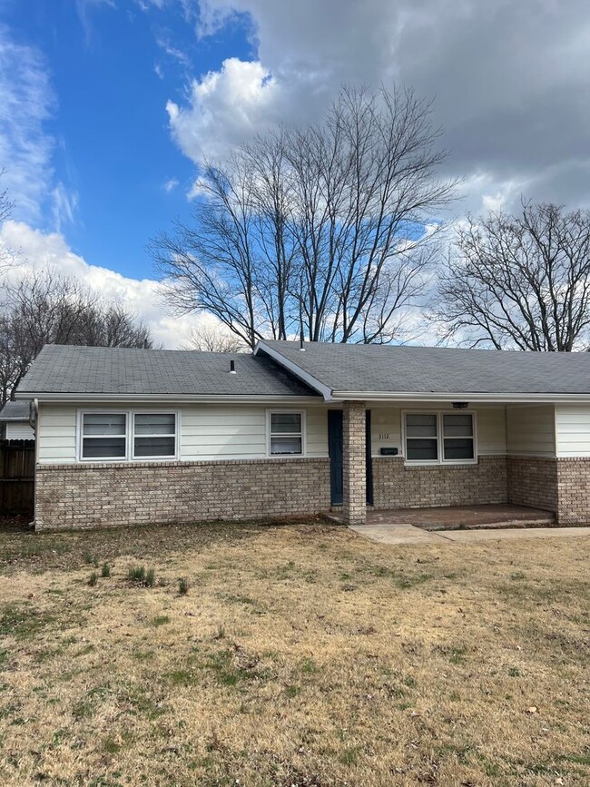 Building Photo - Updated 3 bedroom, 1 bathroom house