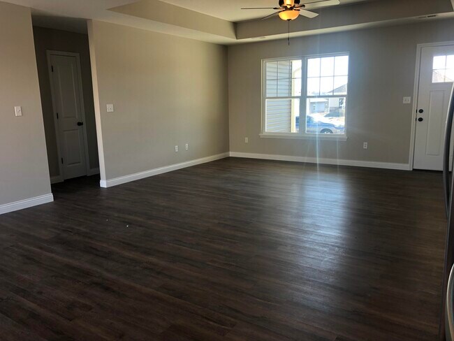 Foto del edificio - 5501 Geyser Blvd