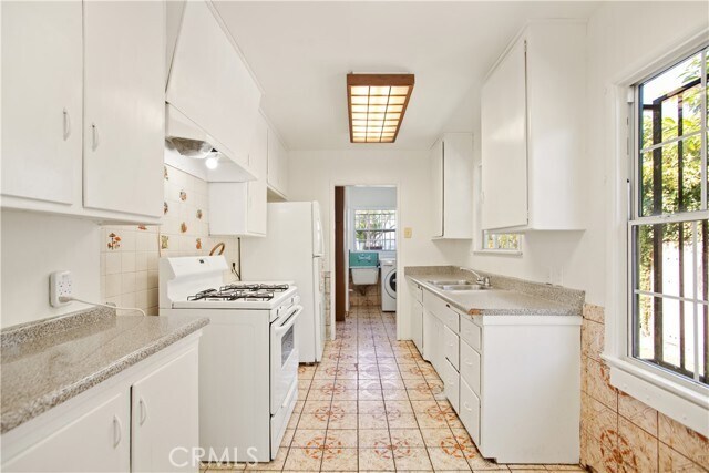 Foto del edificio - 556 N Sunset Ave