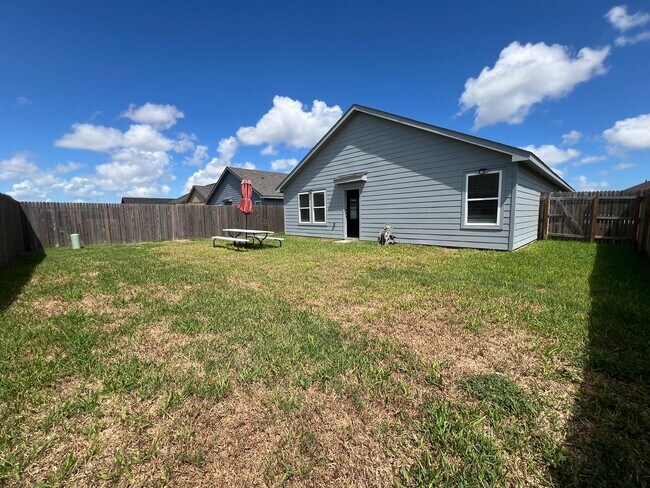 Foto del edificio - NEWER 4BDRM HOME IN LONDON ISD!