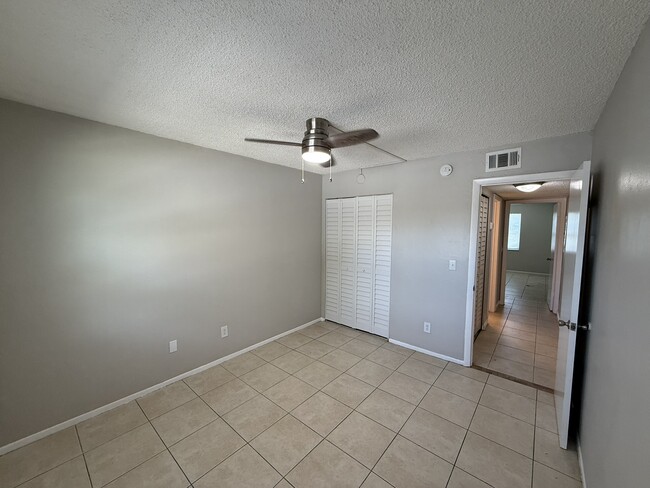 Building Photo - 3322 Camelot Dr